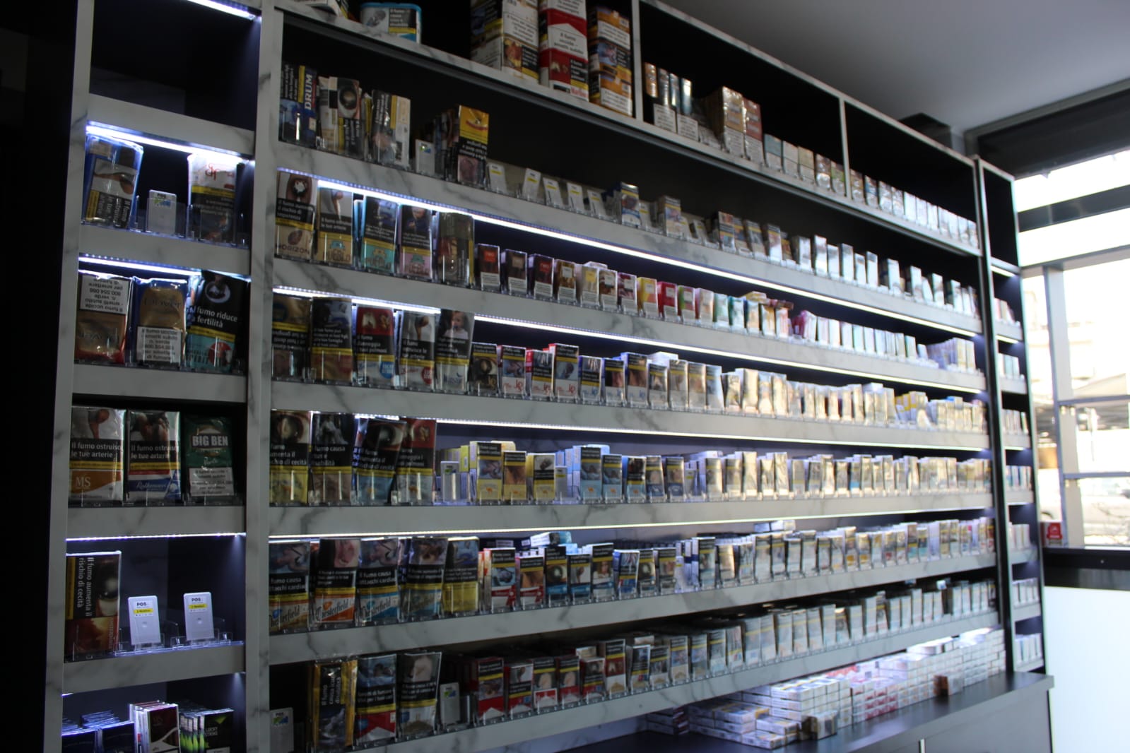 Arredamento tabacchi Cutispoto Arredamenti